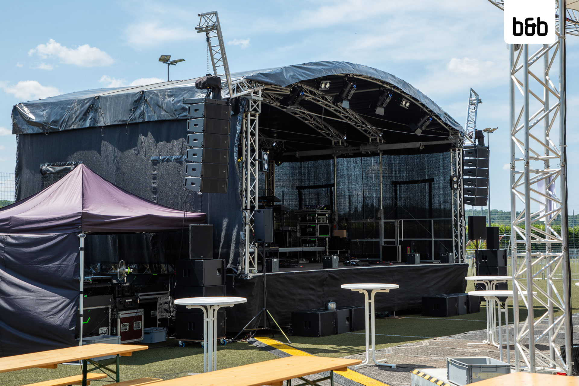2507-helukabel-hemmingen-rundbogenbuehne-015.jpg
