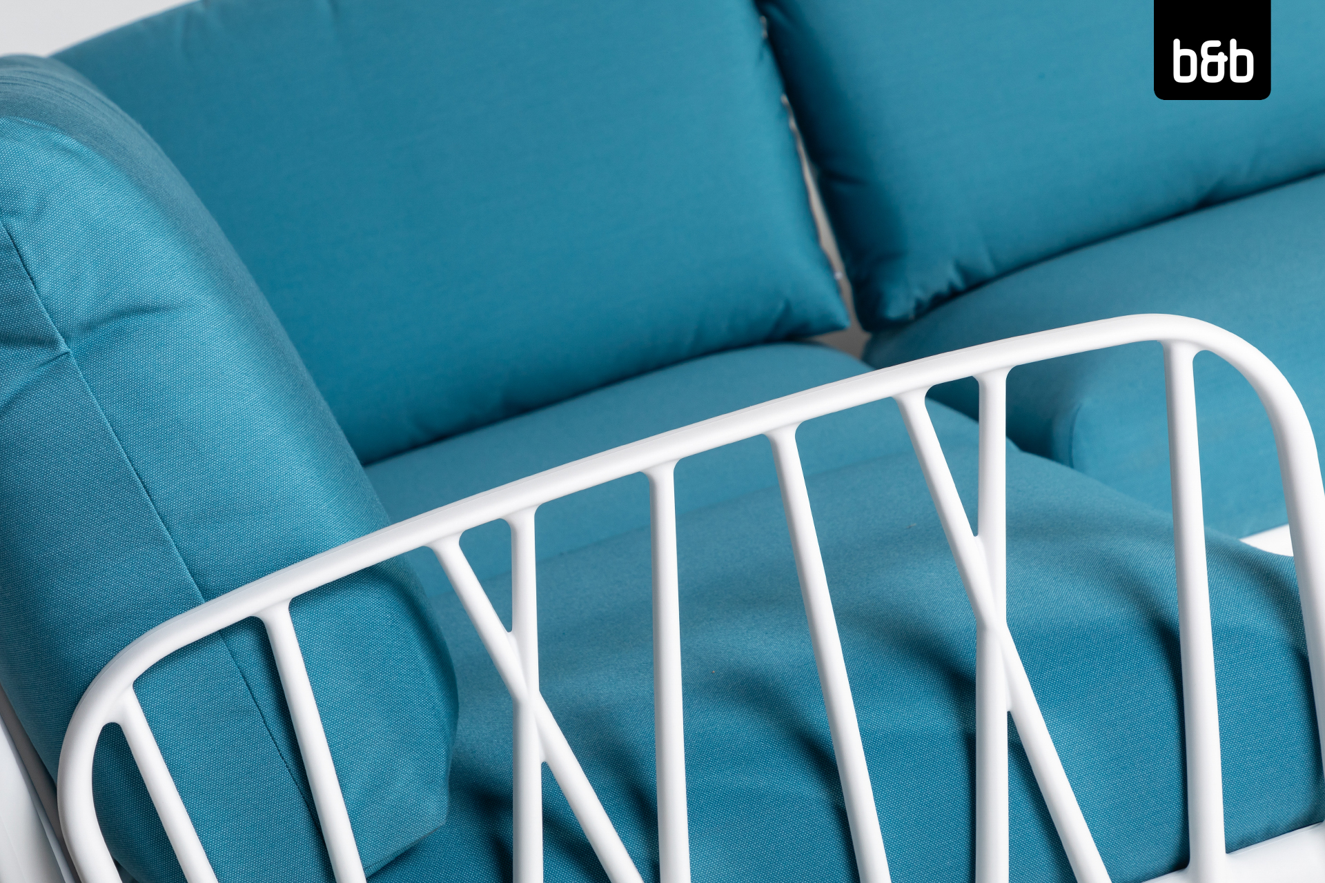 2408-bb-a-76477-nardi_komodo_weiss-loungesofa_5sitzer_kissen_adria-blau-02-183.jpg